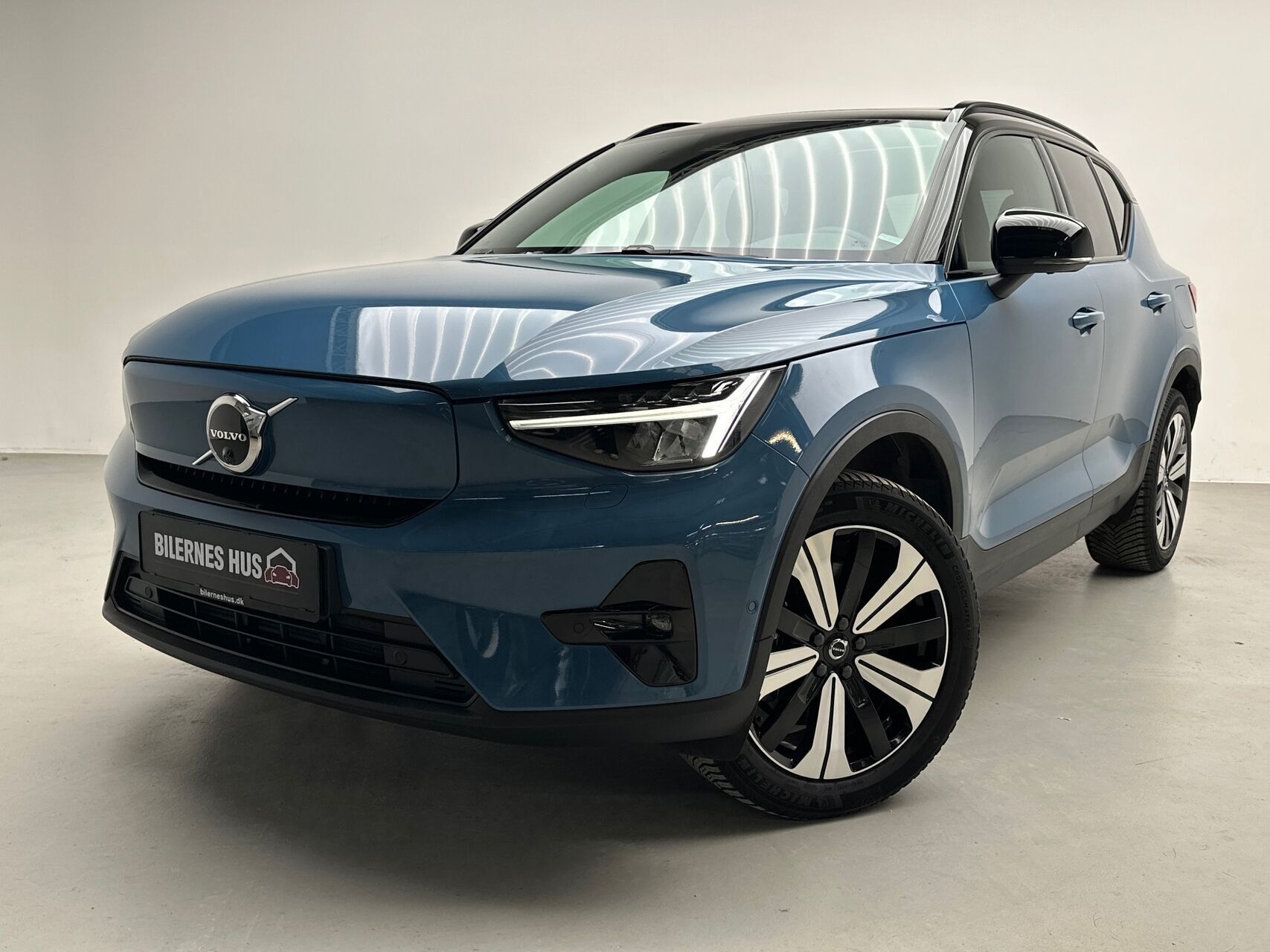 Blå Volvo XC40 fra 2022