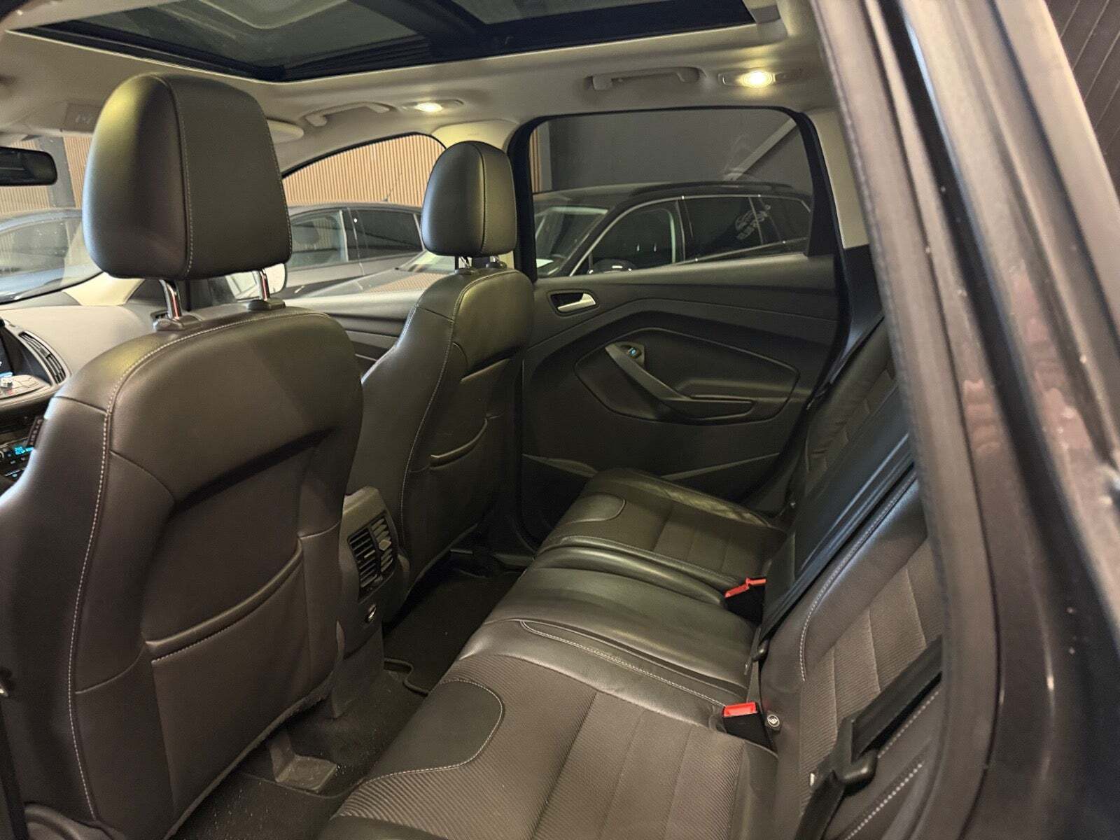 Grå Ford Kuga fra 2016