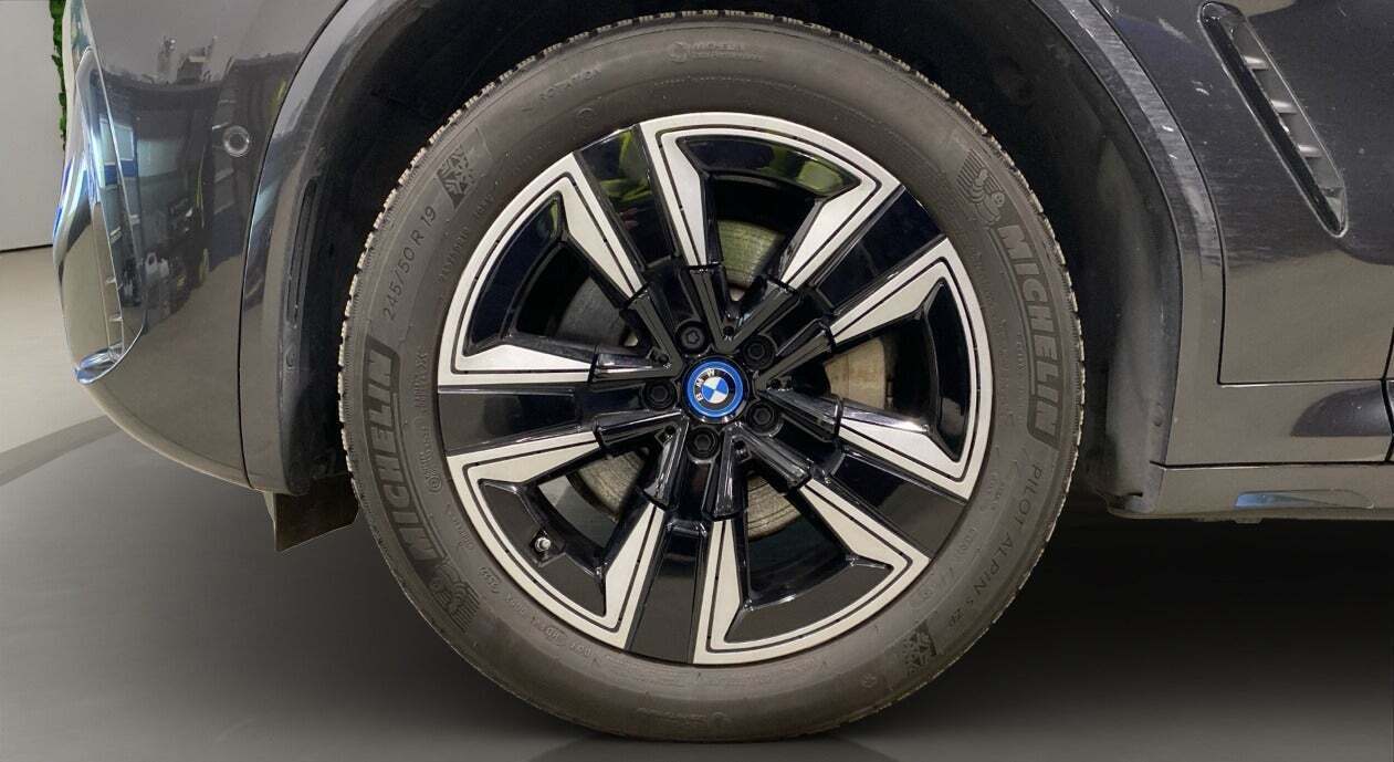 Grå BMW iX3 fra 2023