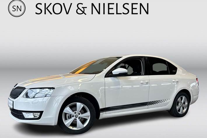 Hvid Skoda Octavia fra 2016 set udefra