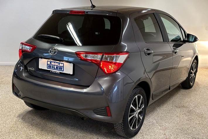 Grå Toyota Yaris fra 2019