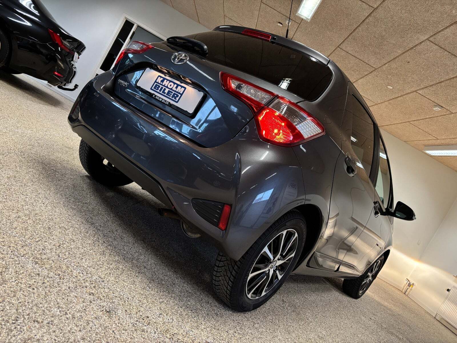 Grå Toyota Yaris fra 2019