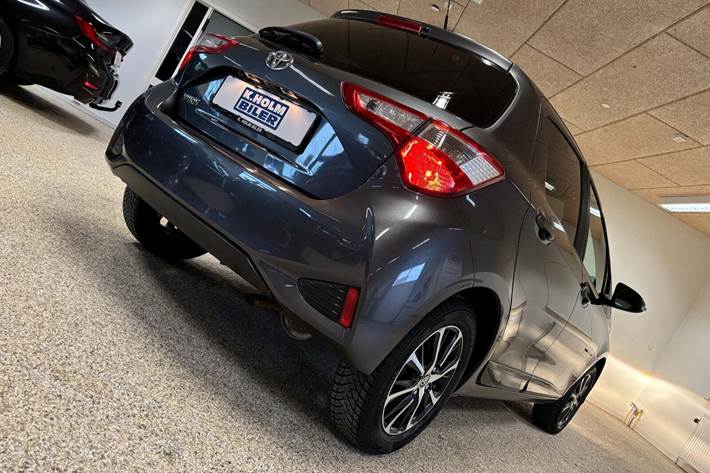 Grå Toyota Yaris fra 2019