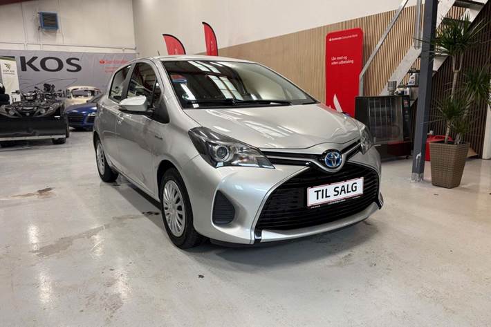 Sølv Toyota Yaris fra 2015