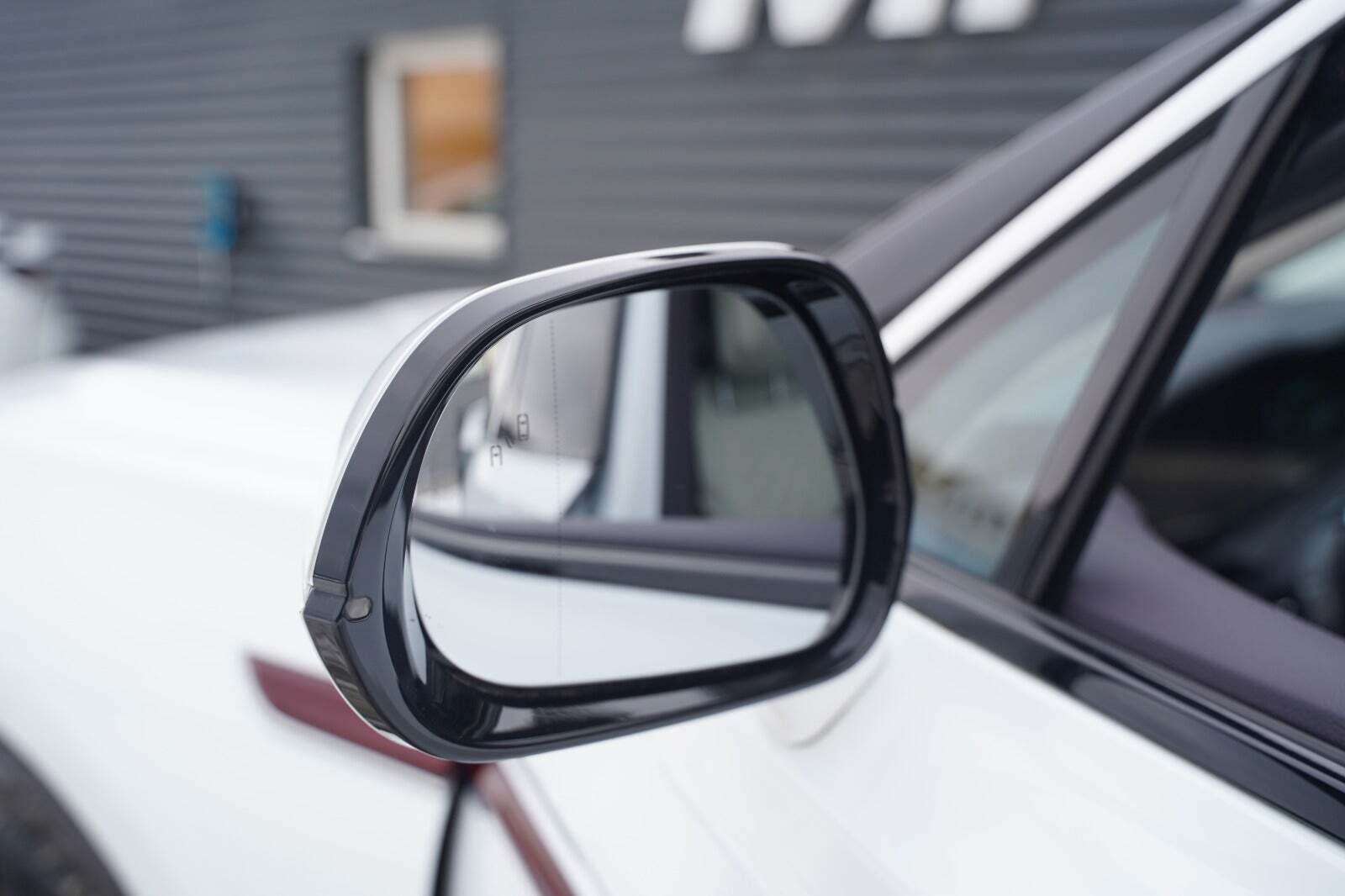 Hvid Hongqi E-HS9 fra 2023