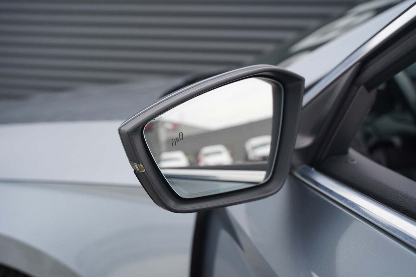 Grå Skoda Superb fra 2017