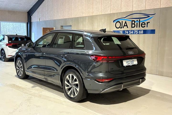 Grå Audi Q6 e-tron fra 2025