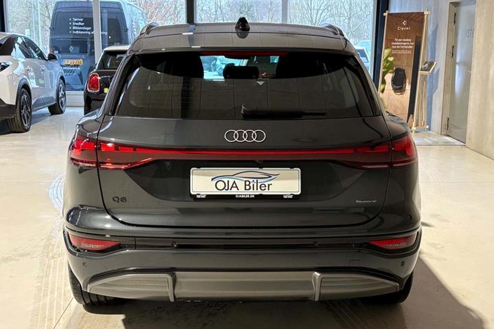 Grå Audi Q6 e-tron fra 2025 set udefra