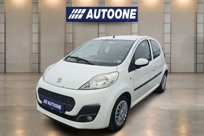 Sølv Peugeot 107 fra 2012 set udefra