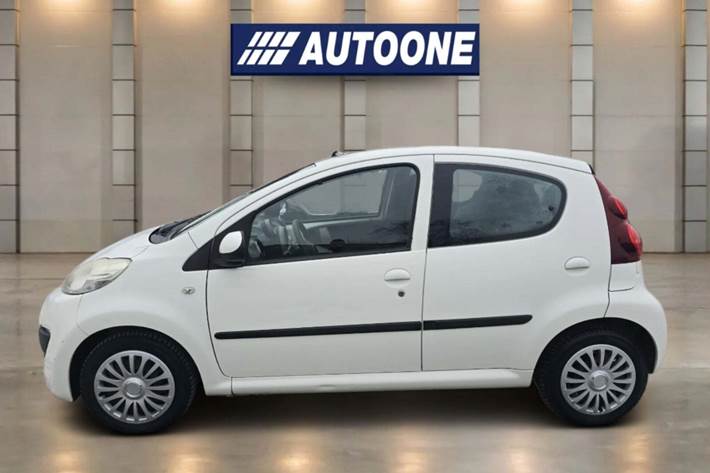 Sølv Peugeot 107 fra 2012