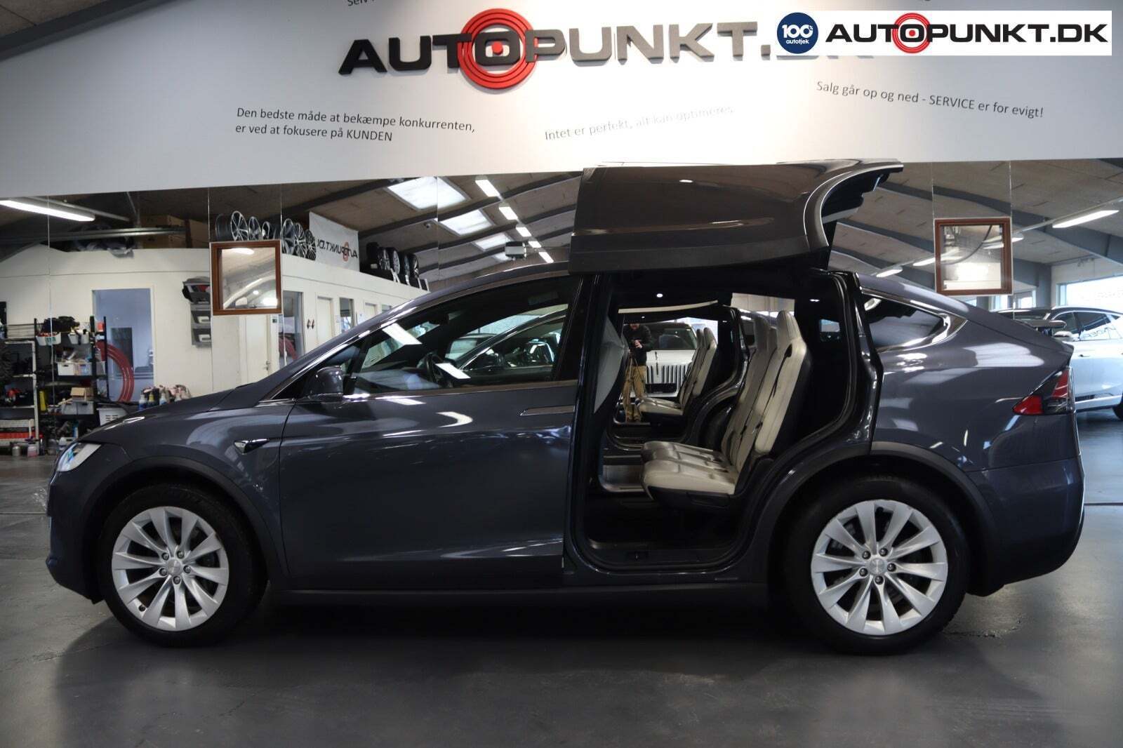 Grå Tesla Model X fra 2020