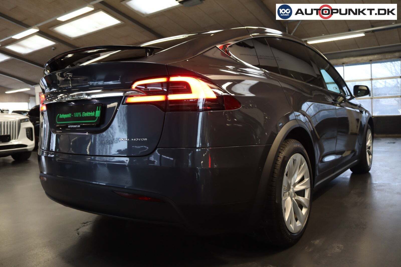 Grå Tesla Model X fra 2020