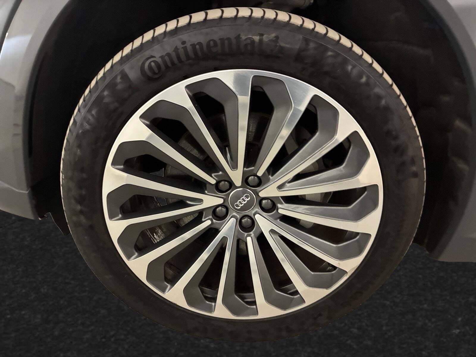 Grå Audi Q8 e-tron fra 2024