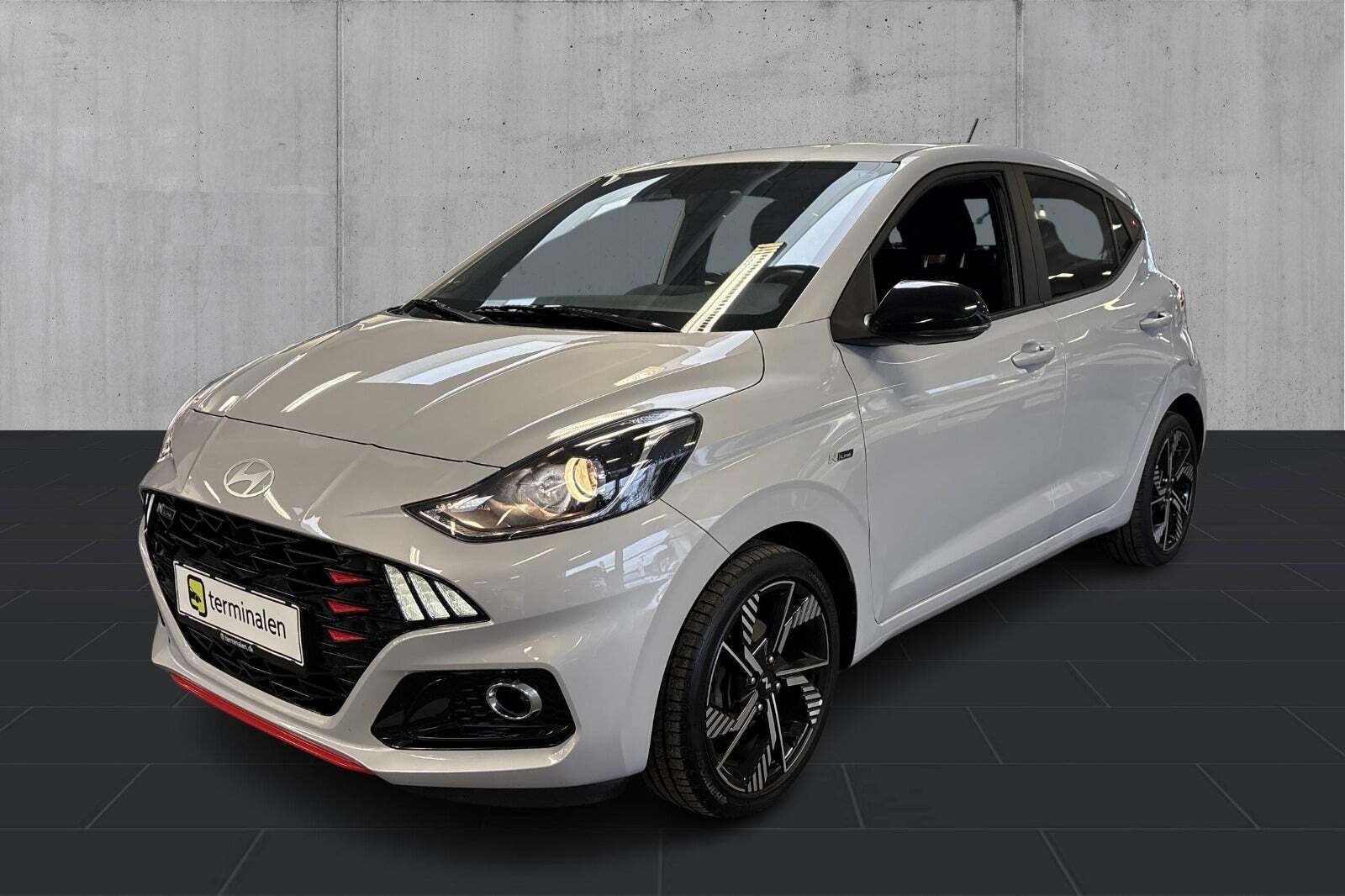 Grå Hyundai i10 fra 2024