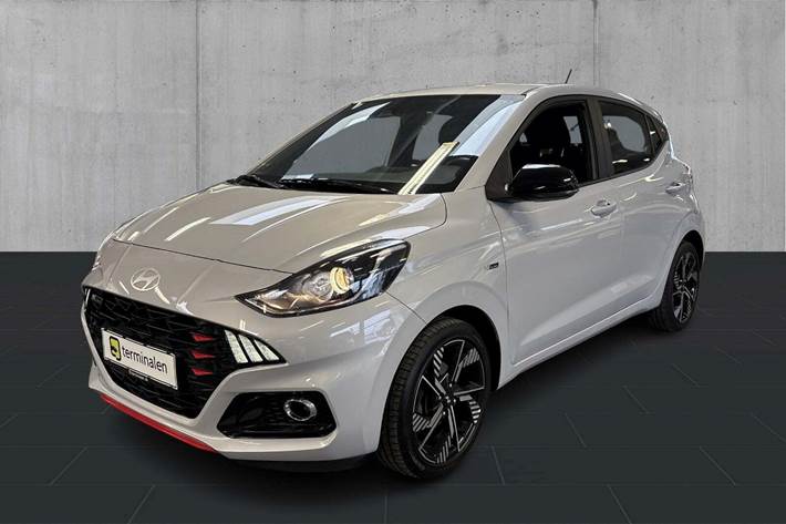 Grå Hyundai i10 fra 2024 set udefra