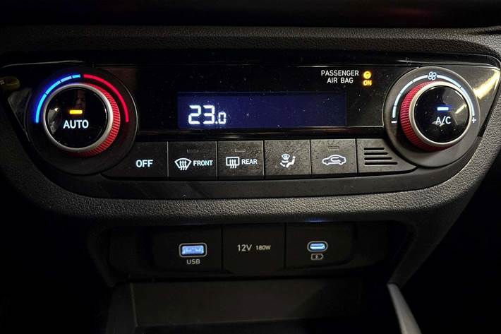 Grå Hyundai i10 fra 2024