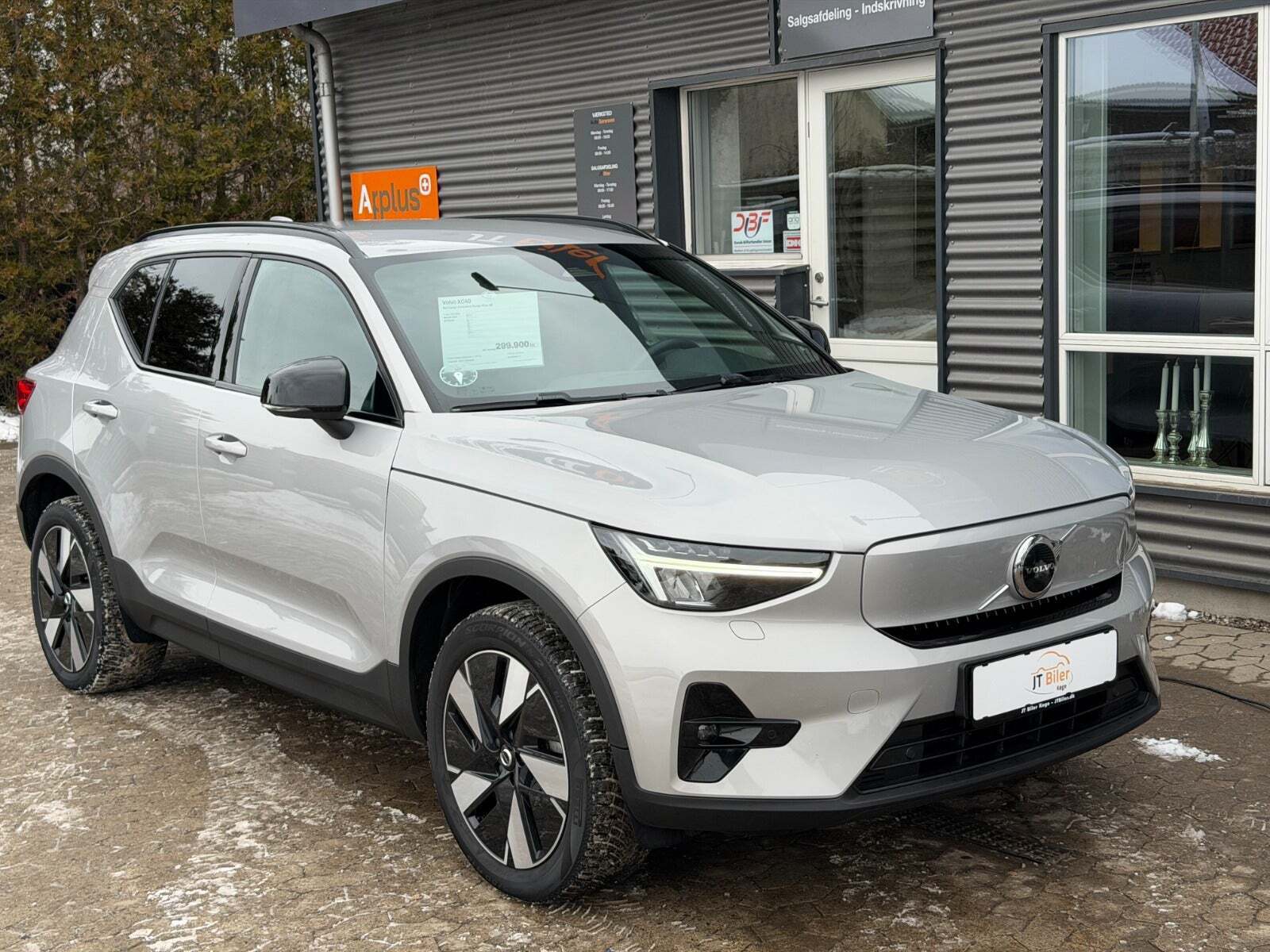 Sølv Volvo XC40 fra 2024 set udefra