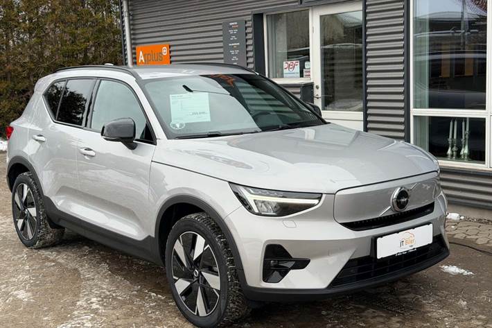 Sølv Volvo XC40 fra 2024 set udefra