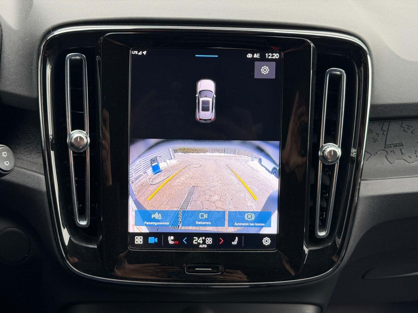 Sølv Volvo XC40 fra 2024