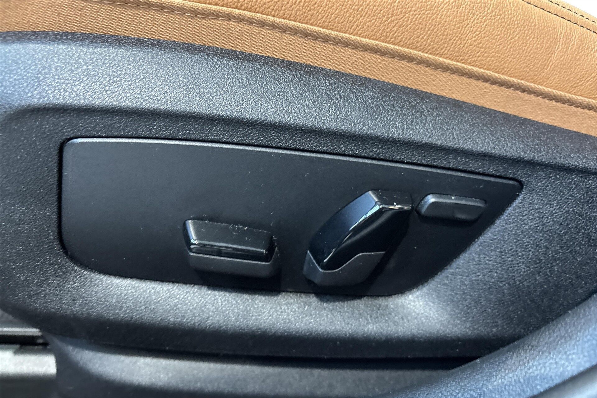 Grå BMW 545e fra 2021