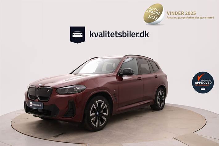 Rød BMW iX3 fra 2023 set udefra
