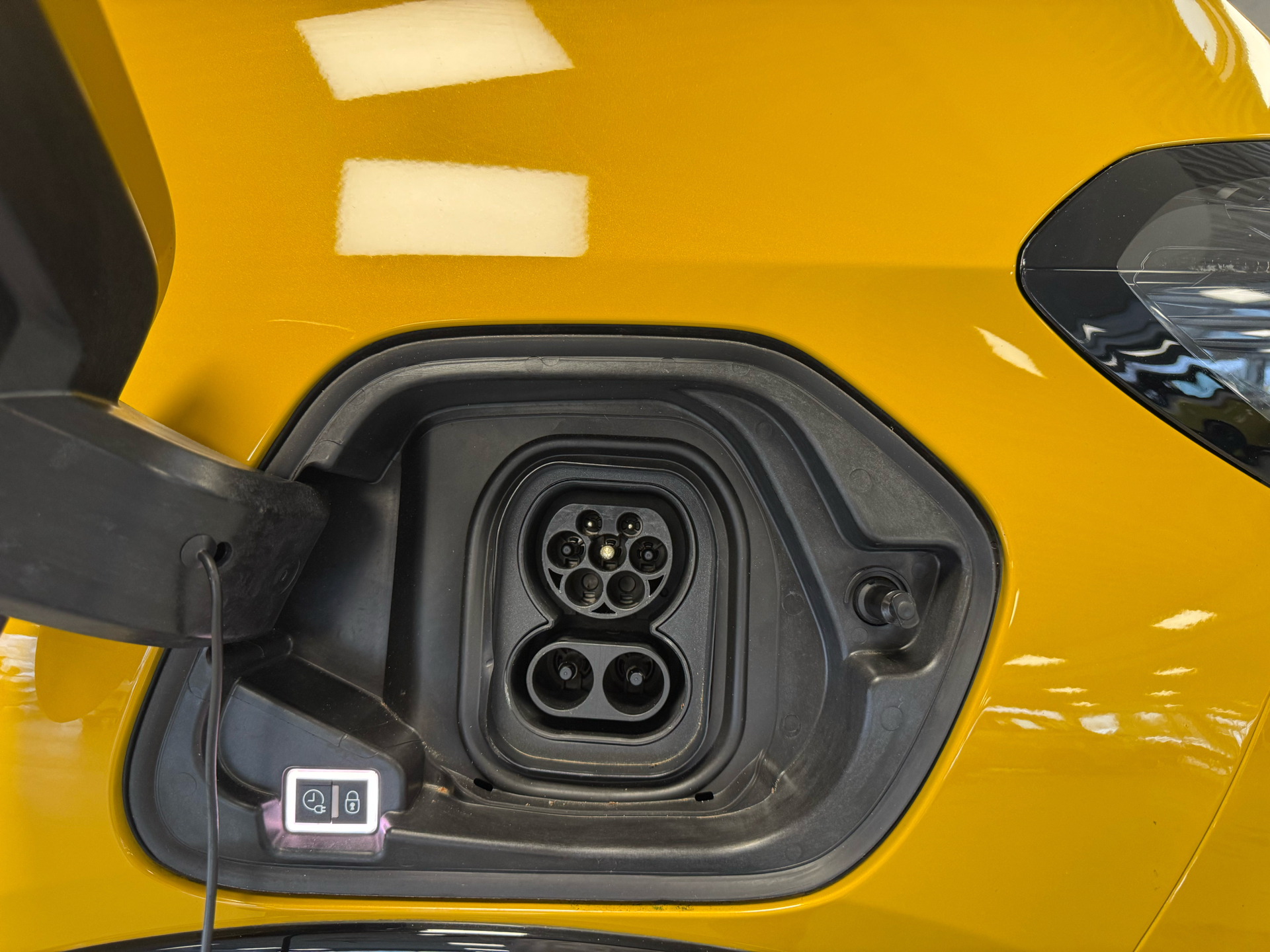 Gul Peugeot e-208 fra 2023