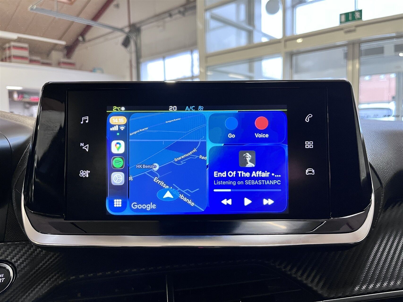 Grå Peugeot e-2008 fra 2022