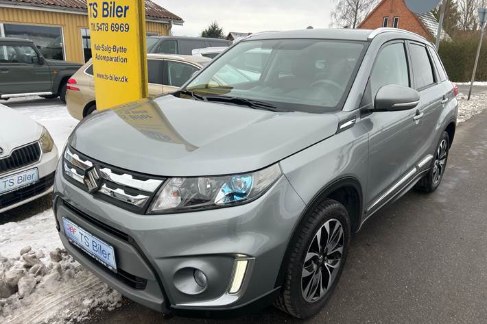 Grå Suzuki Vitara fra 2017 set udefra