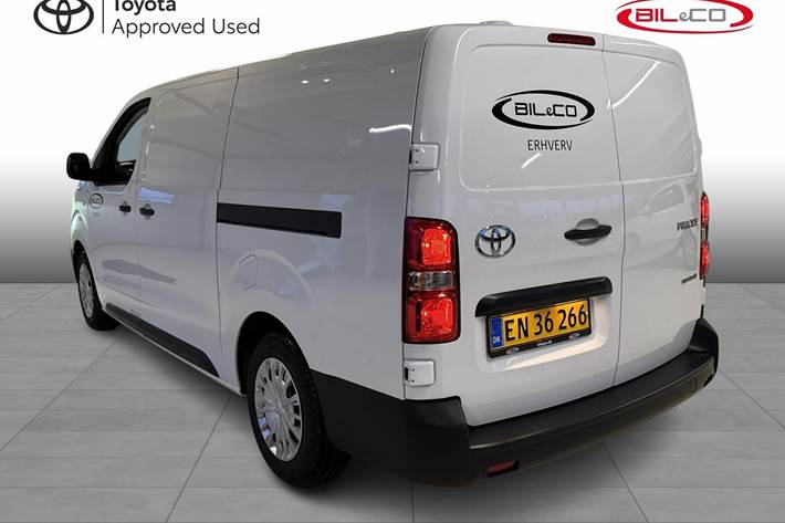 Hvid Toyota ProAce fra 2025