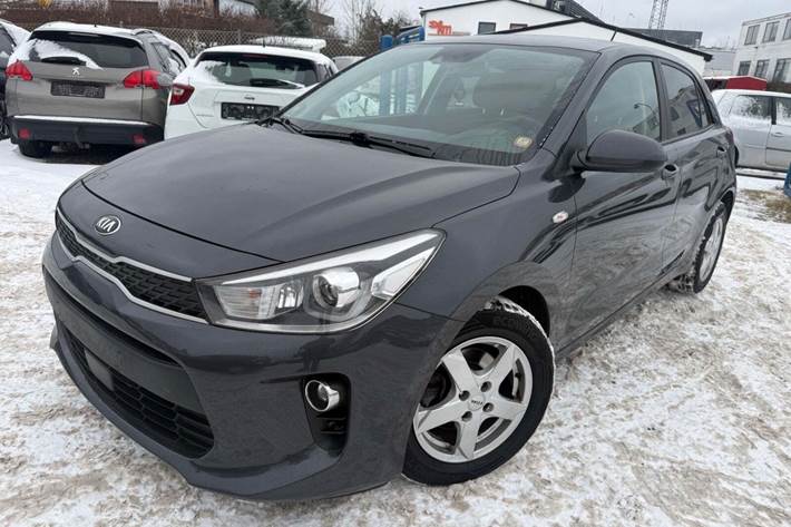 Grå Kia Rio fra 2017 set udefra