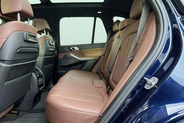 Blå BMW X5 fra 2022