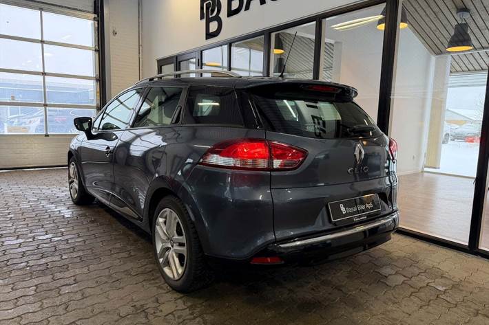 Grå Renault Clio IV fra 2017