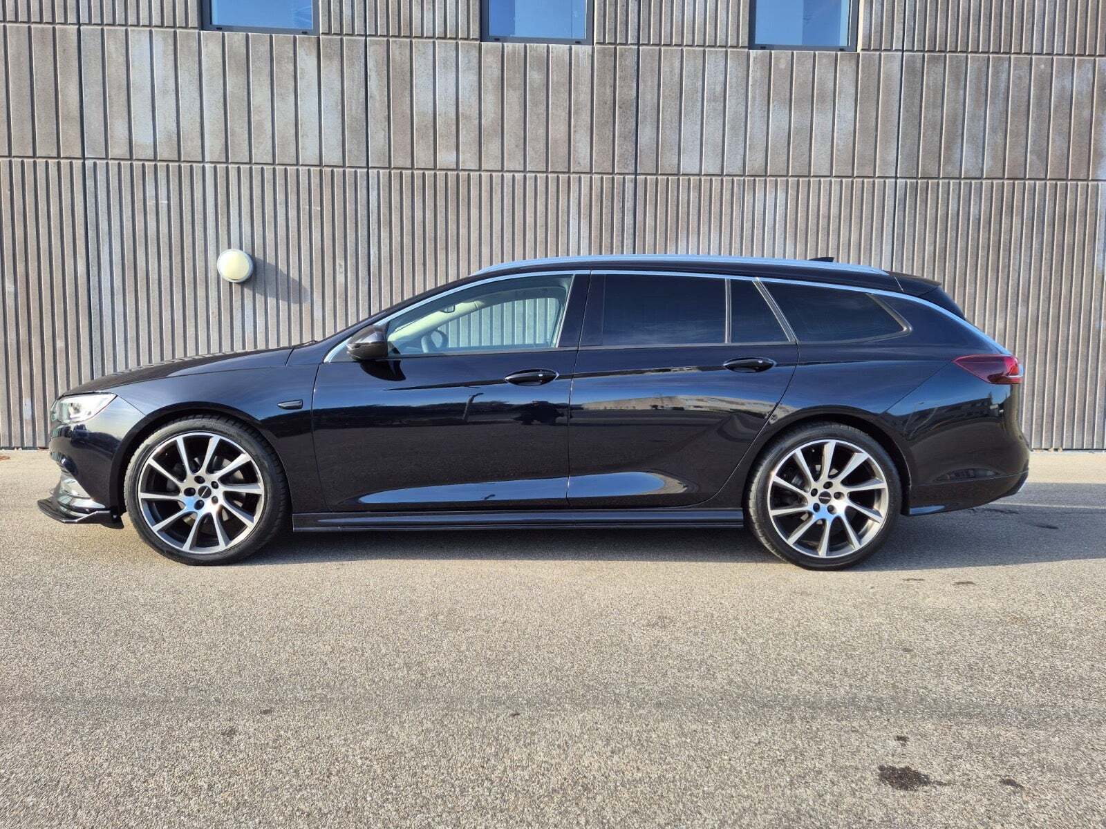 Sort Opel Insignia fra 2018