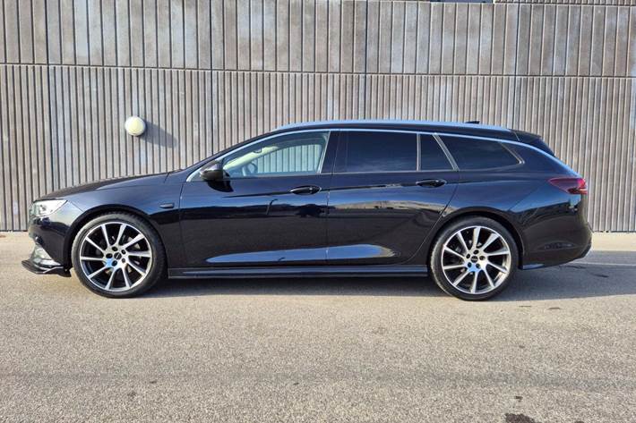 Sort Opel Insignia fra 2018
