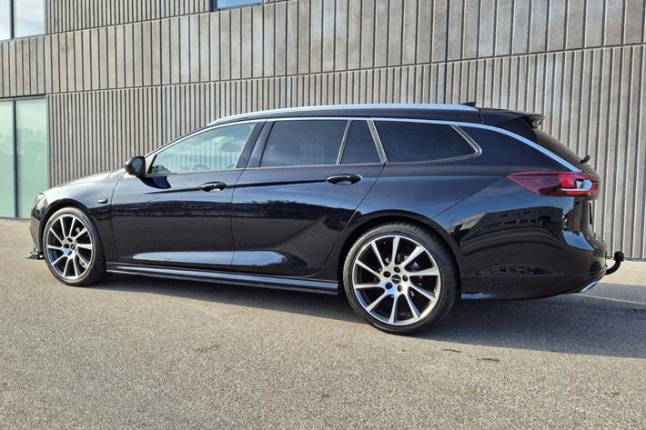 Sort Opel Insignia fra 2018