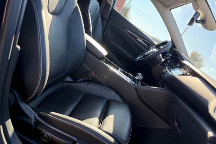 Sort Opel Insignia fra 2018