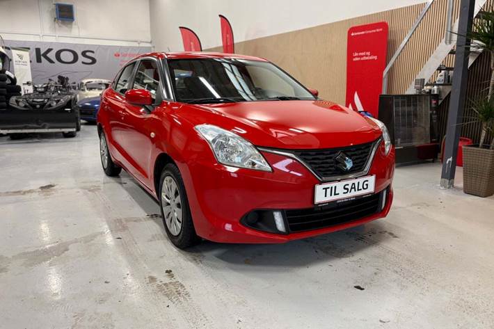 Rød Suzuki Baleno fra 2018 set udefra