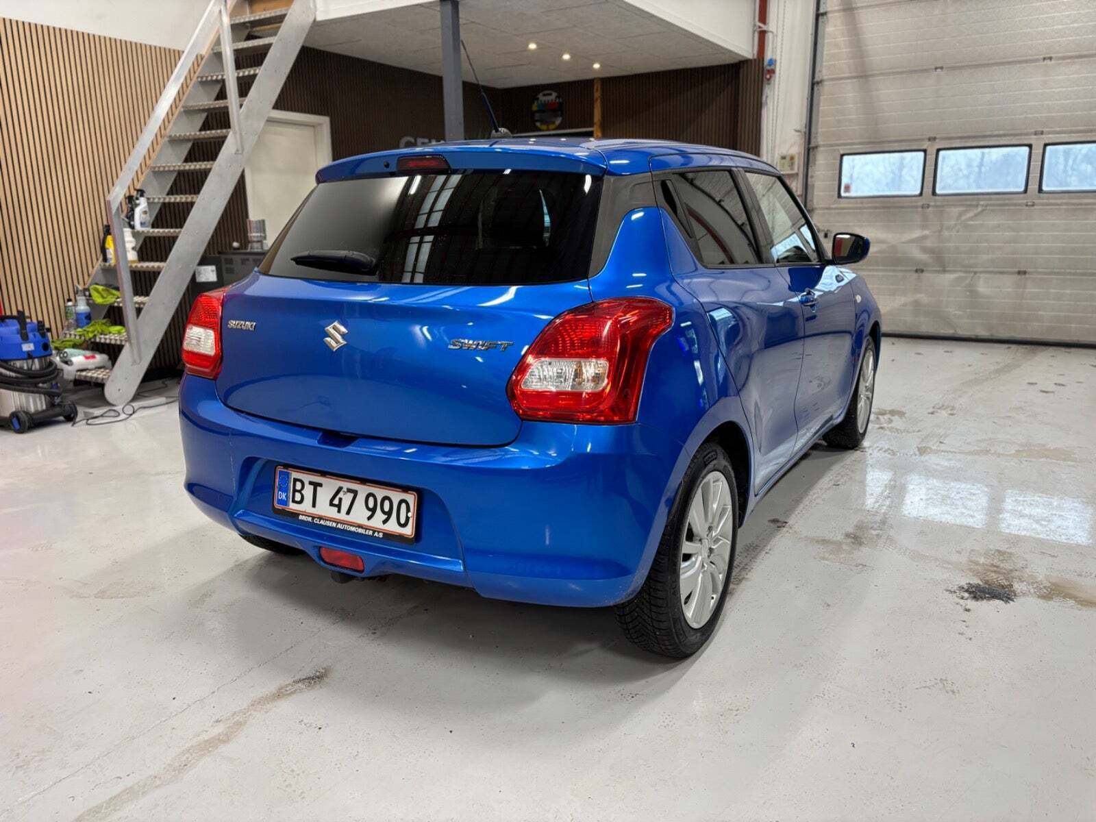 Blå Suzuki Swift fra 2017