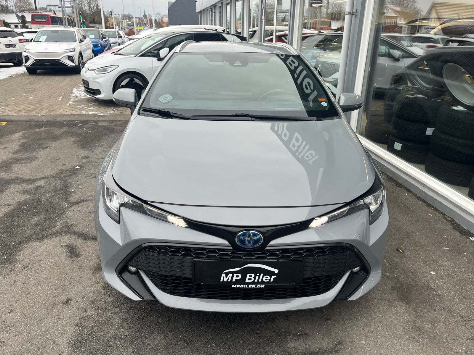 Grå Toyota Corolla fra 2020