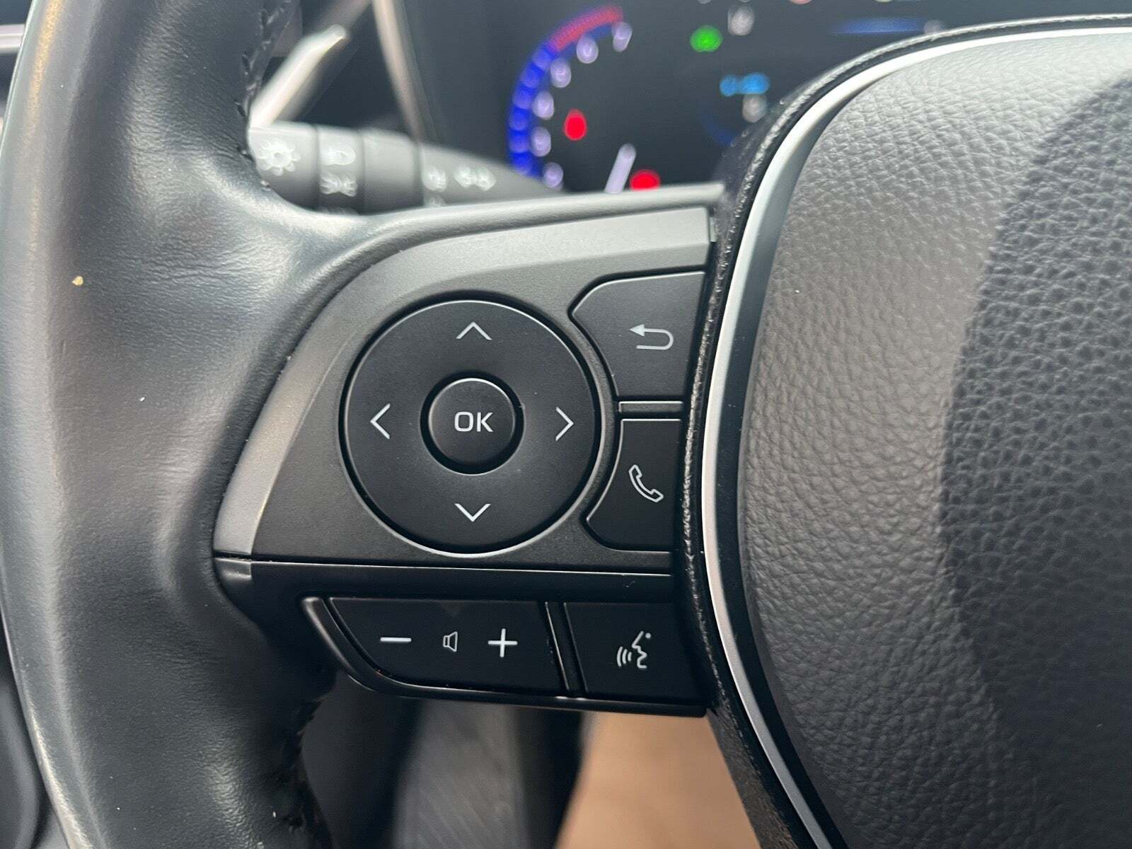 Grå Toyota Corolla fra 2020