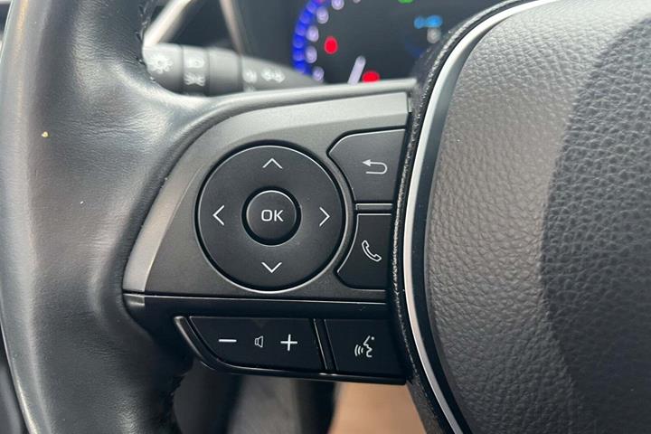 Grå Toyota Corolla fra 2020