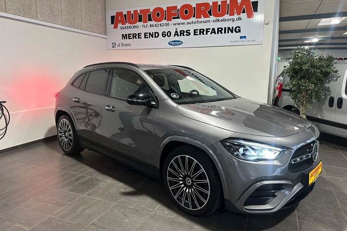 Grå Mercedes GLA220 d fra 2024 set udefra