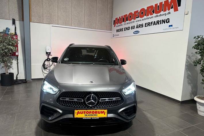 Grå Mercedes GLA220 d fra 2024 set udefra
