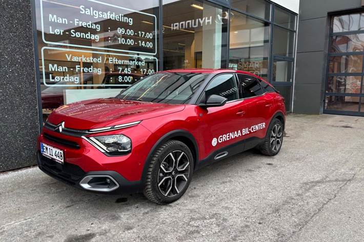 Rød Citroën ë-C4 fra 2024 set udefra