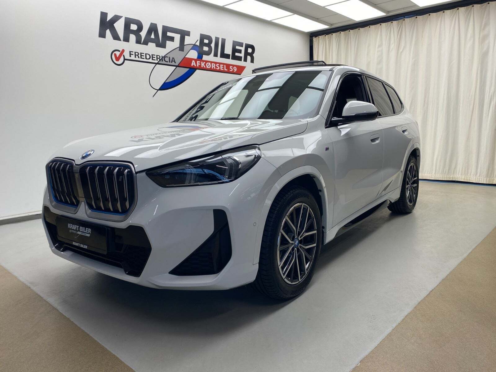 Hvid BMW iX1 fra 2023