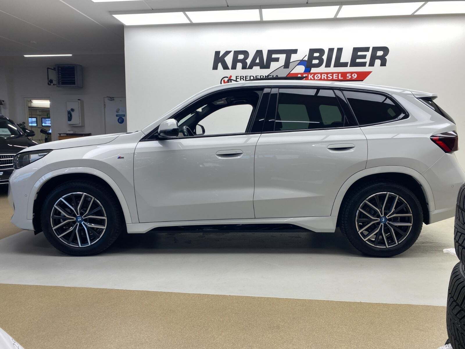 Hvid BMW iX1 fra 2023