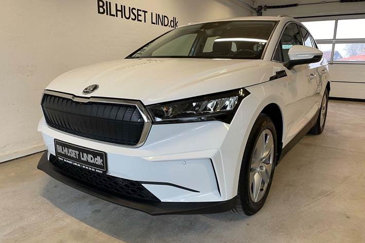 Hvid Skoda Enyaq fra 2023 set udefra