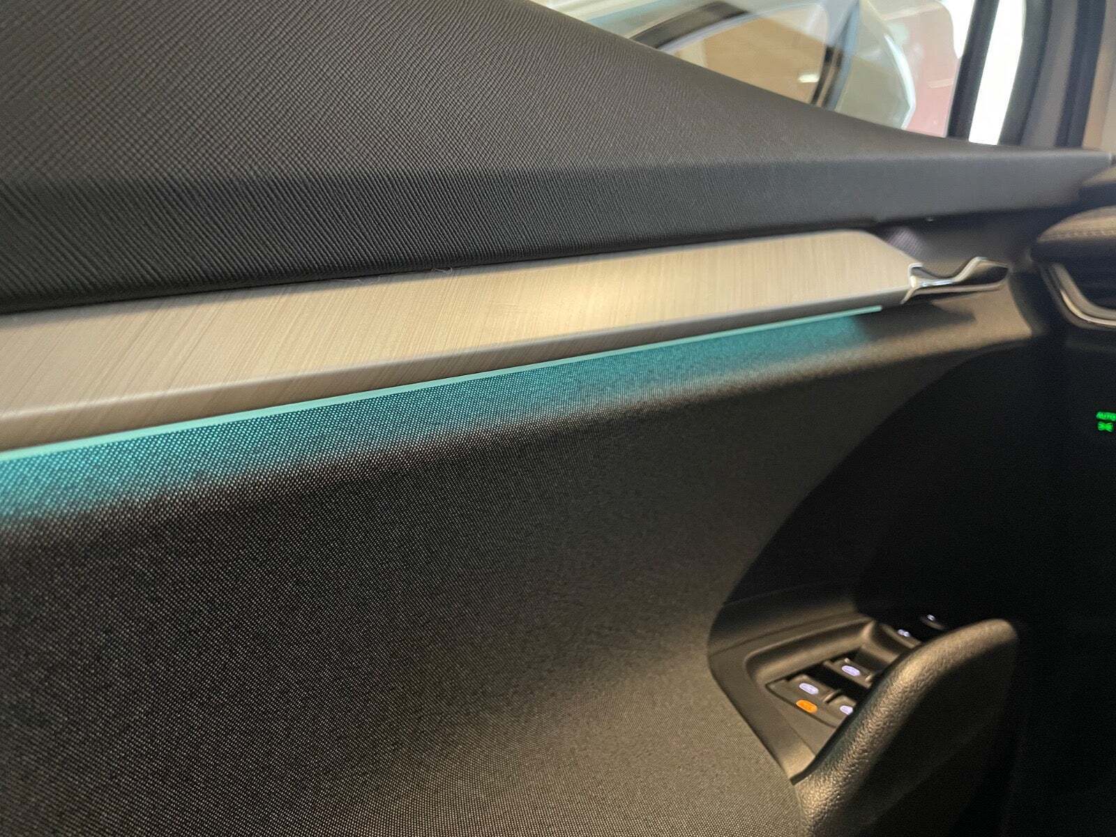 Hvid Skoda Enyaq fra 2023