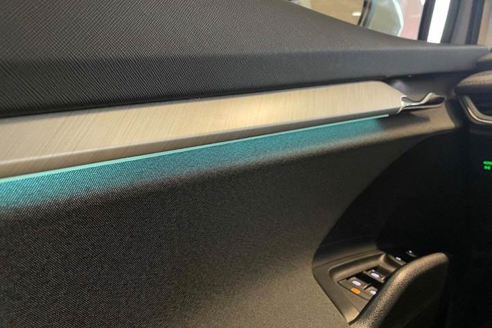 Hvid Skoda Enyaq fra 2023