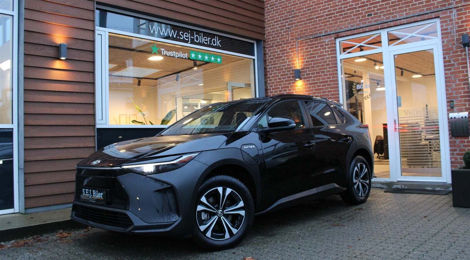 Sort Toyota BZ4X fra 2023